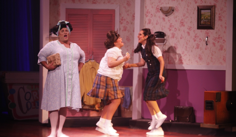 Edna Turnblad, su hija Tracy y la mejor amiga de esta, Penny. Edna Turnblad, su hija Tracy y la mejor amiga de esta, Penny.