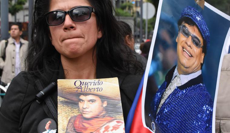 Los fanáticos no podían creer que su ídolo había muerto. Los fanáticos no podían creer que su ídolo había muerto.