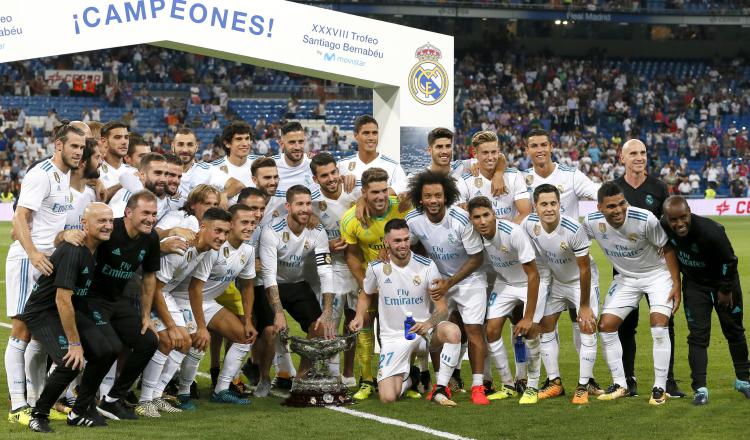 El Real Madrid posa con el trofeo Santiago Bernabéu. /Foto EFE