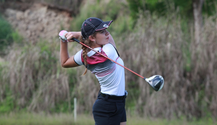 Diego Álvarez y Aitana Pousa durante su participación en un evento de Apagolf Sub-18.