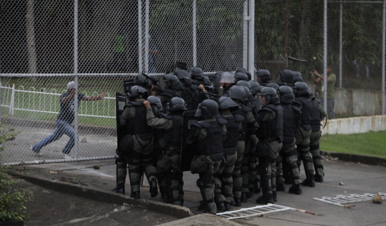 La Policía ha sido acusada de atentar contra la autonomía de la Universidad de Panamá, al colocar candados en las puertas del campus central durante las protestas. /Foto Archivo