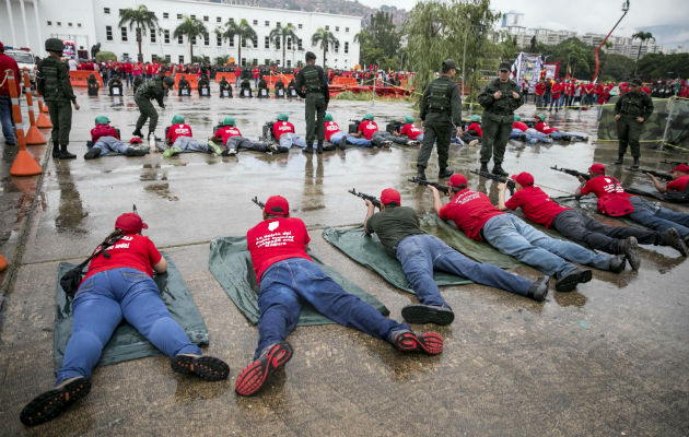 Militares y civiles participan en ejercicios militares. FOTO/EFE