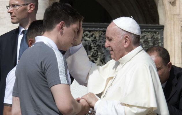 Un maravilloso encuentro mantuvo el papa Francisco  con el futbolista del AFC Chapecoense, el sobreviviente Jackson Follman