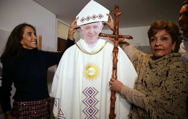 Presentan las vestiduras litúrgicas y ornamentos que vestirá el papa en Colombia