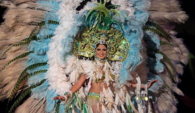 S.R.M. Amiriel Karina Chong Broce lució regia en la velada.