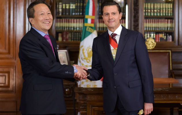 El embajador Kim Hyong Gil saluda al presidente mexicano Enrique Peña Nieto. FOTO/EFE