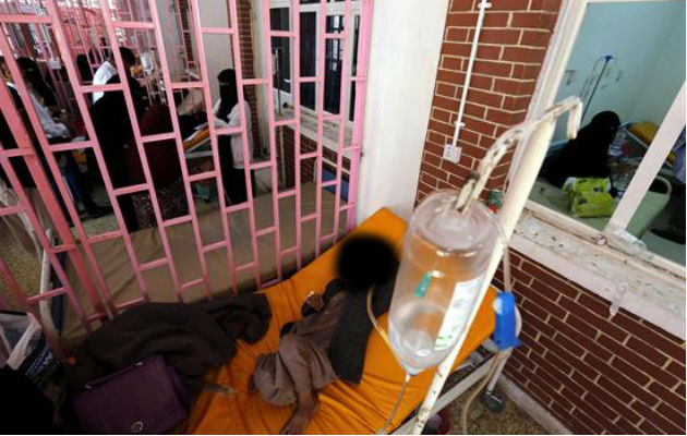 Un niño infectado por cólera recibe tratamiento. EFE.