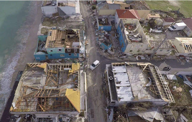 Vista que muestra una zona devastada en la parte francesa de la isla de San Martín. Foto: EFE