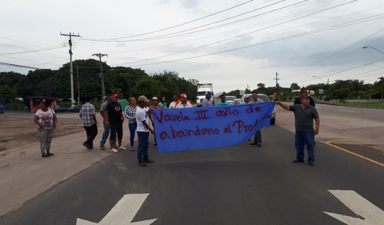 Los productores de arroz de Penonomé y Antón durante el cierre de la vía Interamericana. /Foto Elena Valdez 