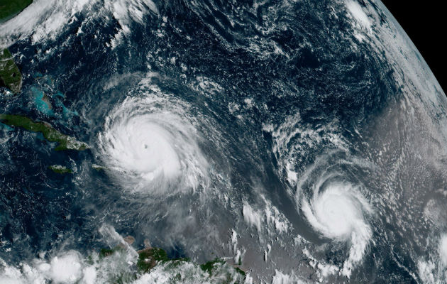 Se muestra al huracán Irma (i), de categoría 5, y el huracán José (d), en su avance. Foto: EFE. 