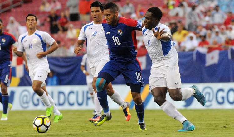 Ismael Díaz (10) en un juego con la selección de Panamá. /Foto EFE
