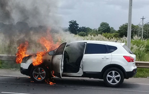 Pese a la intervención de los bomberos el auto sufrió serios daños. Foto: Eric Montenegro