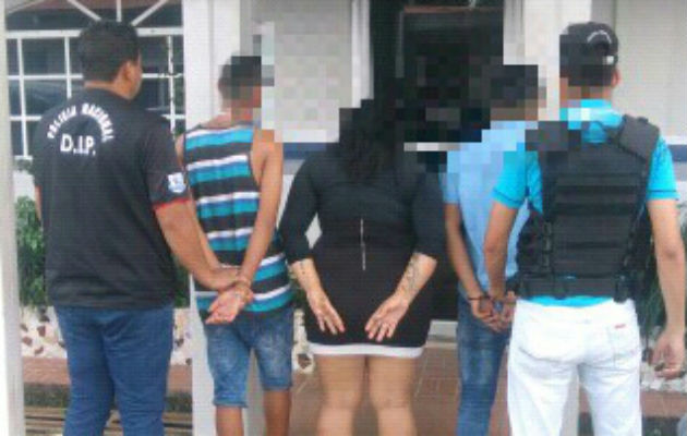 En una de las residencias aprehendieron a tres personas incluyendo a una mujer. 