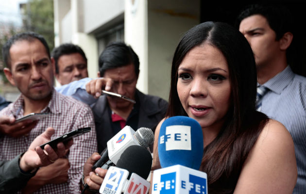Egleth Noda (d), pidiendo disculpas. Foto: EFE.