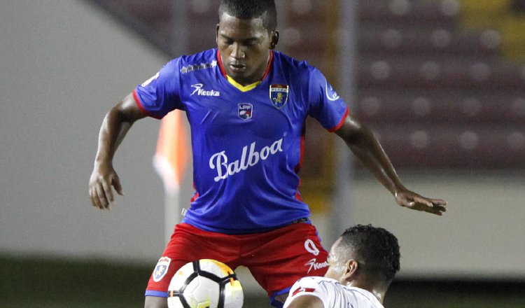 Dámaso Santos del Plaza Amador disputa el balón con el hondureño José Tobías.  EFE