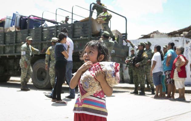 Niña recibe víveres por el ejército mexicano en Juchitán de Zaragoza. Foto: EFE.