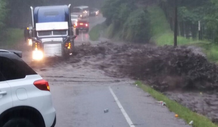 Este camión quedó atascado en la vía, entre la fuerte corriente. /Foto Mayra Madrid