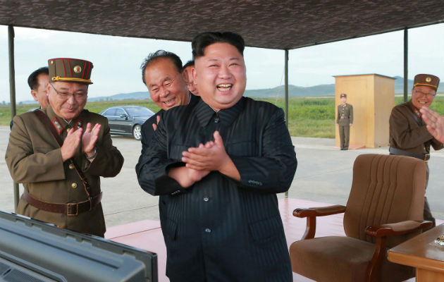El líder de Corea del Norte, Kim Jong-un, ha celebrado en últimas fechas sus lanzamientos nucleares. FOTO/AP