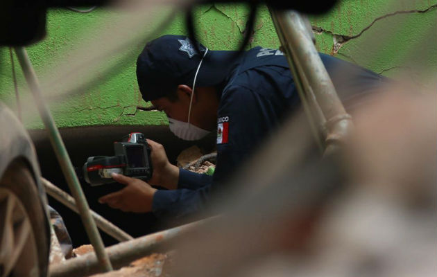 Usan una cámara térmica para buscar sobrevieintes. FOTO/EFE
