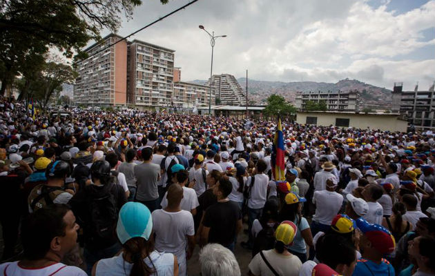 Son 50 dólares por servicios migratorios y 10 dólares por los servicios consulares.