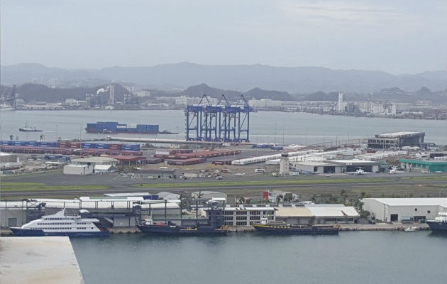 barcaza con suministros para la isla entrando al puerto. FOTO/EFE