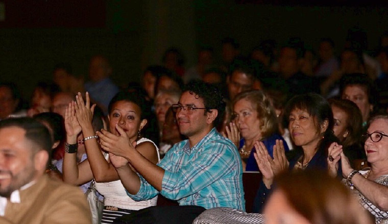 El público disfrutó muchísimo de la extraordinaria presentación. El público disfrutó muchísimo de la extraordinaria presentación.
