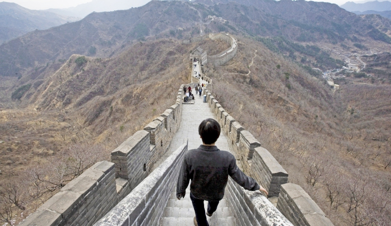 Los visitantes disfrutan de una espectacular paisaje en el tramo Mutianyu de la Gran Muralla China, noreste de Pekín. Un tramo ha sido reparado. Gran Muralla China: Los visitantes disfrutan de una espectacular paisaje en el tramo Mutianyu de la Gran Muralla China, noreste de Pekín. Un tramo ha sido reparado.