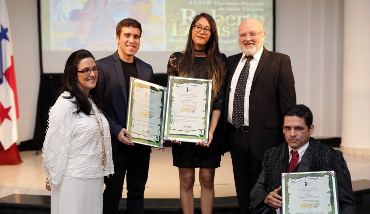 Los ganadores en Arte digital junto a  funcionarios del Inac.