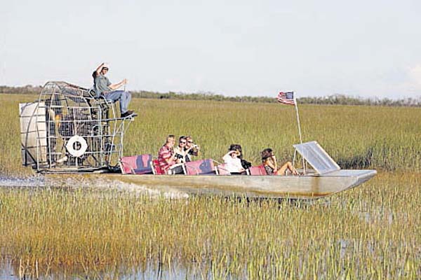 Un grupo de turistas de  paseo en un bote de agua