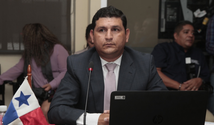 Manuel Soriano, secretario ejecutivo de Conades, en su comparecencia ante la Comisión de Credenciales de la Asamblea. /Foto Víctor Arosemena 