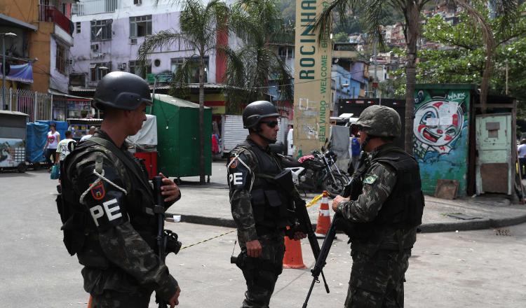 Soldados de las fuerzas armadas de Río de Janeiro patrullan la favela Rocinha. /Foto EFE