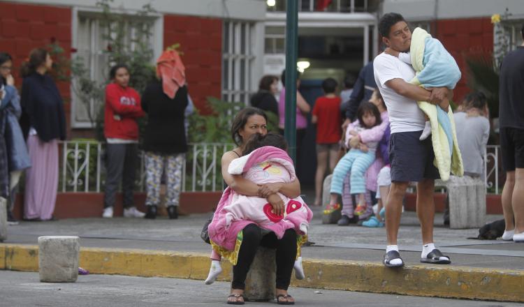 Ciudadanos salen de sus casa al sentir un nuevo sismo. /Foto EFE