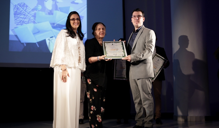 Irma Díaz (secretaria general del Inac), Zita Lewis (hija de Roberto Lewis)  y Enrique Jaramillo Barnes, ganador del 1er. premio en Pintura. /Foto Aurelio Herrera Suira.