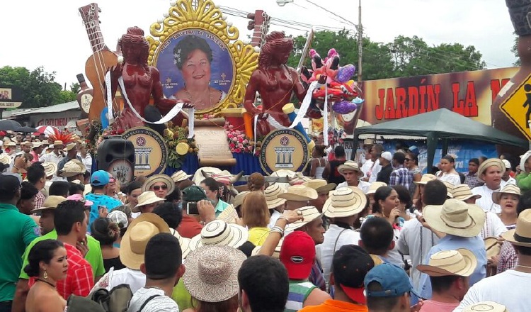 Alegorías típicas fueron destacadas en el tradicional desfile. /Foto Zenaida Vásquez