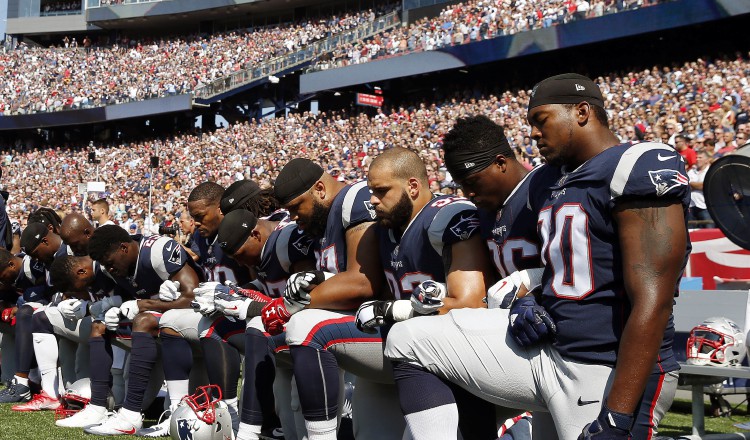 Los jugadores de Patriots de Nueva Inglaterra, de rodillas durante el acto del himno de EE.UU. /Foto AP