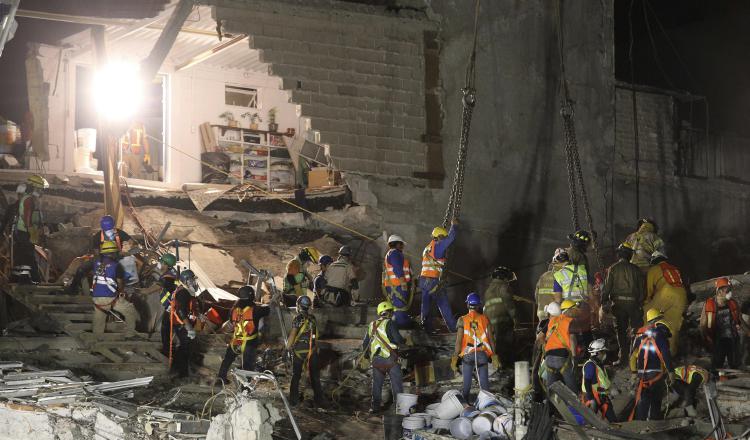 Brigadas de rescate continúan con las labores de búsqueda en el edificio colapsado Álvaro Obregón. /Foto EFE