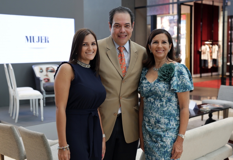 5. Tania Baquero, Rolando Domingo y Patricia de Baquero.