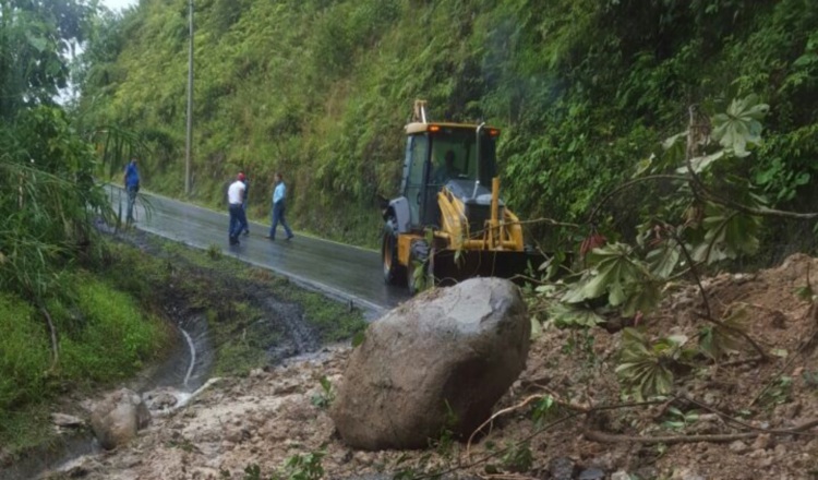 Derrumbes fueron en 3 puntos de Volcán hacia Renacimiento. /Foto Mayra Madrid