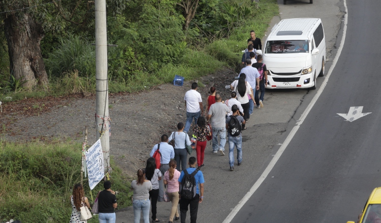 Los conductores de 'busitos piratas' no ofrecieron el servicio en el área de Panamá Norte y se afectó a los usuarios. /Foto Archivo 