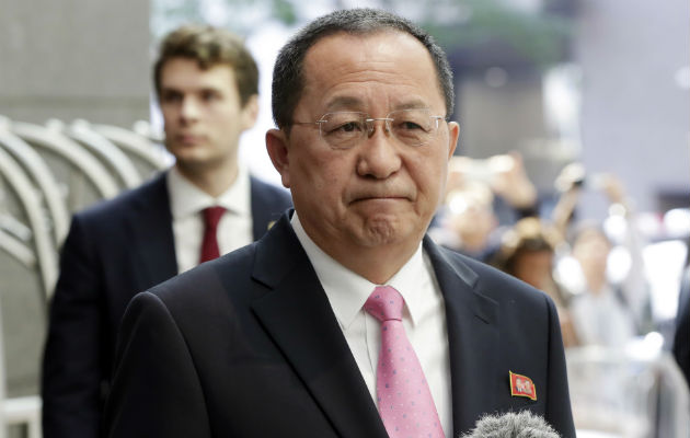 Ri Yong Ho, habla fuera del hotel Plaza de la ONU, en Nueva York. Foto: AP