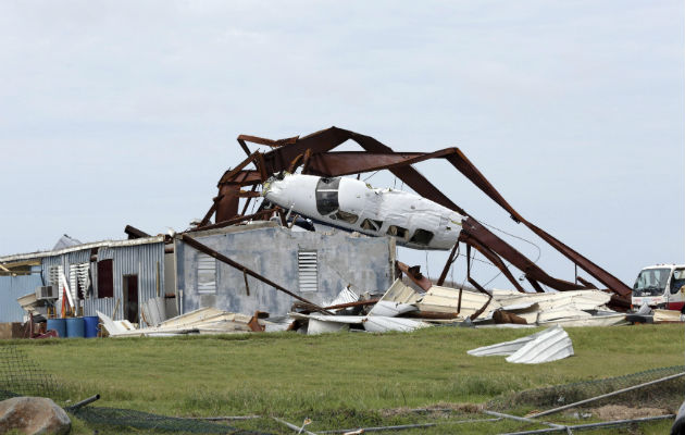 Un avión destruido entre la devastación en el aeropuerto internacional de Terrance B. Lettsome, tras el huracán Irma y el huracán María en las Islas Vírgenes Británicas. Foto: EFE 