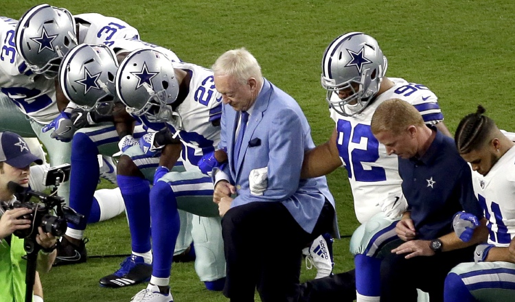 Hasta Jerry Jones, dueño de los Cowboys, participó de la protesta. /Foto AP