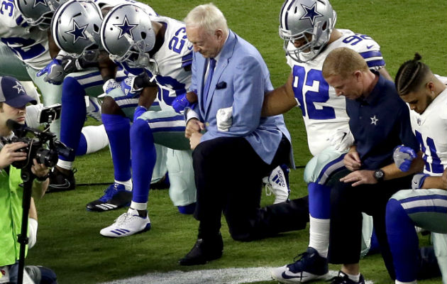 Jerry Jones y sus jugadores de los Cowboys de Dallas, se hincan antes del himno nacional de EE.UU. FOTO/AP