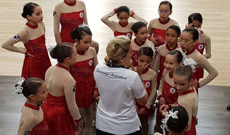 Las atletas hablan con su entrenadora. Cortesía