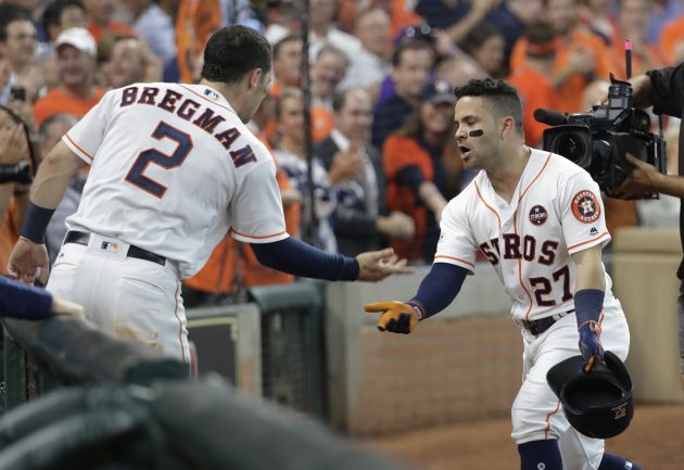 Altuve (derecha) la rompió ante Boston. Foto AP