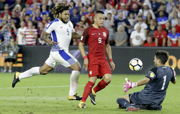 Jaime Penedo (1)  detiene un disparo del delantero estadounidense Bobby Wood (9). Foto: AP