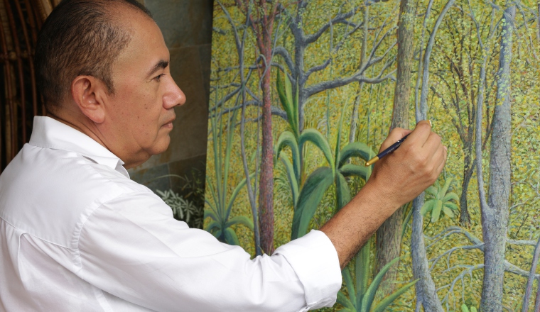 El proceso creativo: Las ideas sobre lo que va a pintar pueden venir de la memoria, de cuando era más joven, de un determinado espacio, lleno de bosque, selvático. El cuadro, según lo elabora, lo va guiando.