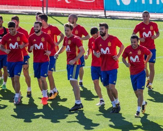 Asensio corre junto a Nacho. 