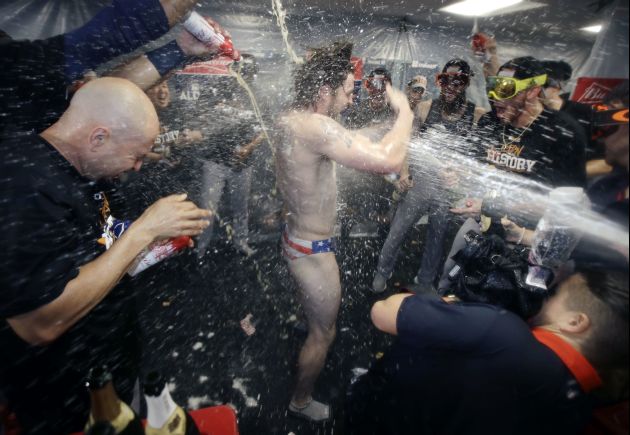 Josh Reddick durante la celebración en el clubhouse.