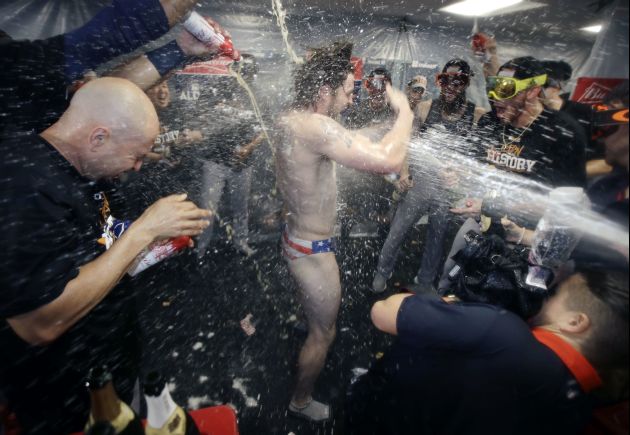 Josh Reddick durante la celebración en el clubhouse. 